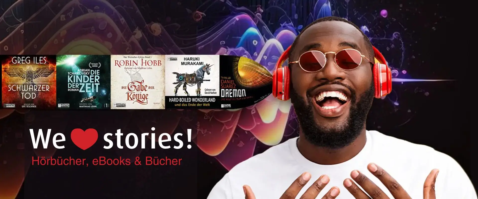 Mann mit Kopfhörern lächelnd, Hörbuch-Cover und der Text We love stories! Hörbücher, eBooks & Bücher im Hintergrund.